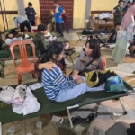 Polwan Rawat Korban Keracunan MBG